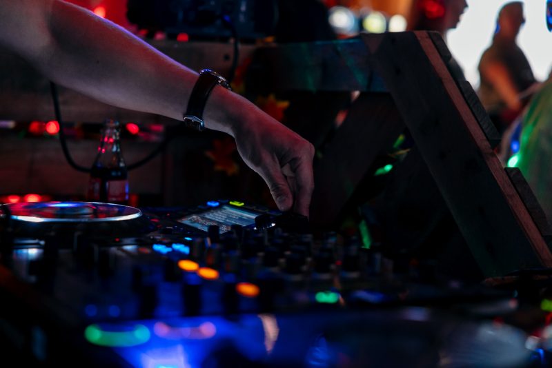 DJ aan de draaitafel tijdens een silent disco